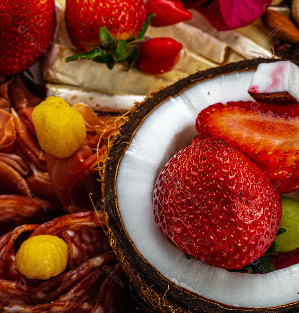 Foto Frutas Morango Coco Encima Mesa Imagem JPG