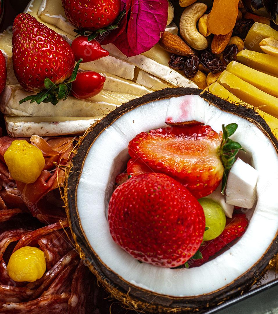 Foto Frutas Morango Coco Encima Mesa Imagem JPG