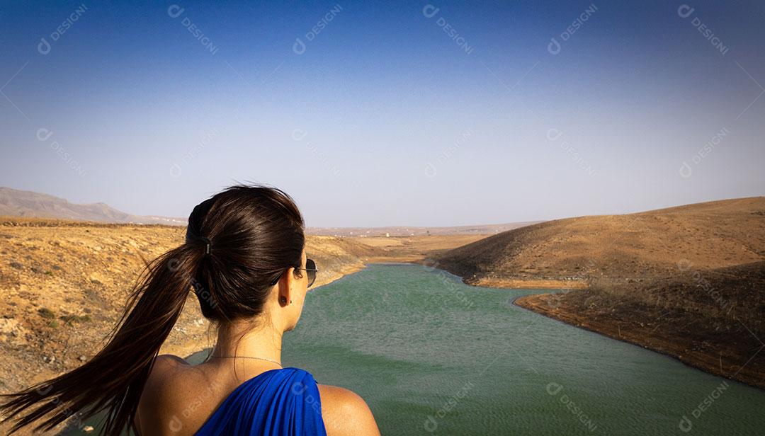 Foto Paisagem Mulher Observando Lago Imagem JPG