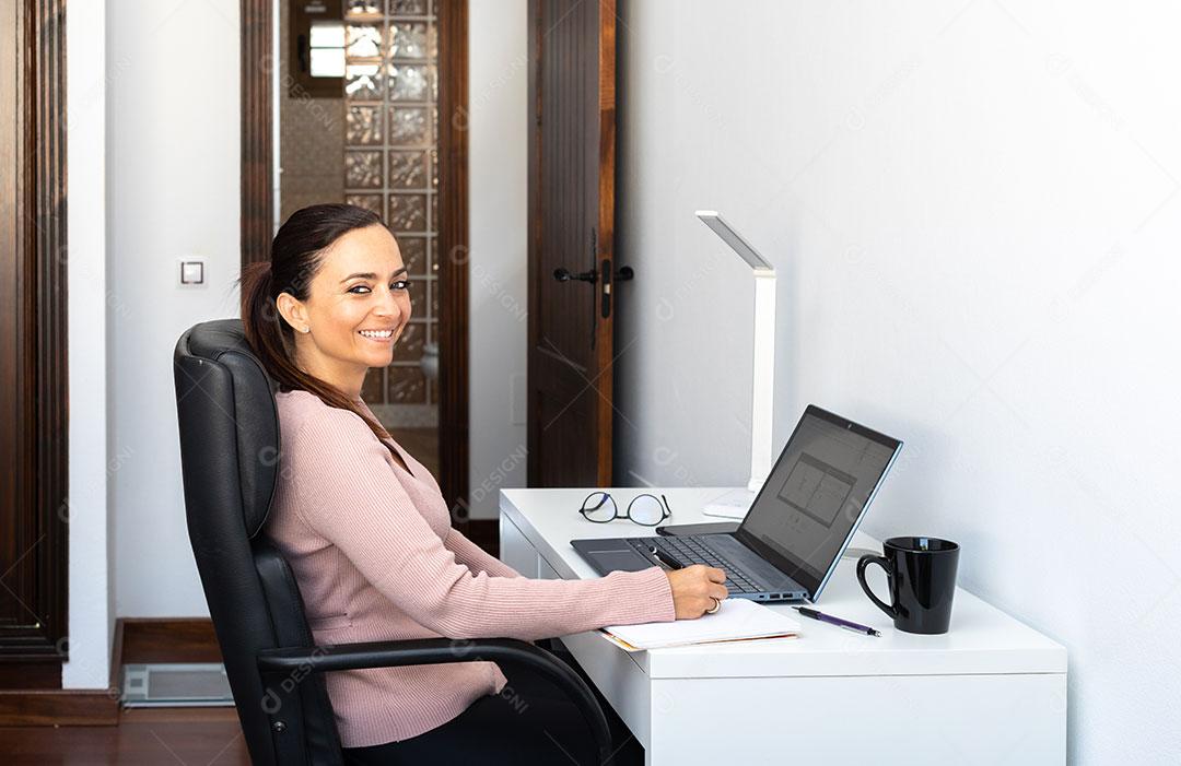 Foto Mulher Trabalhando Casa Sentada Mesa Imagem JPG