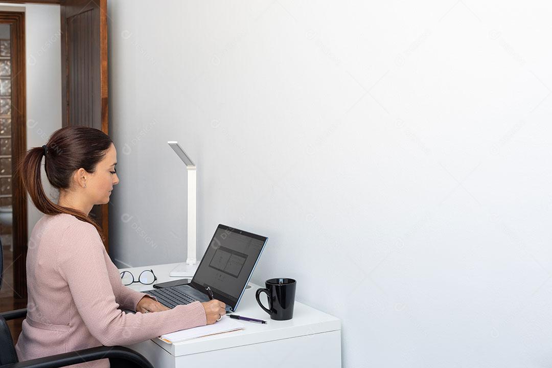 Foto Mulher Trabalhando em Casa Sentada na Mesa Imagem JPG