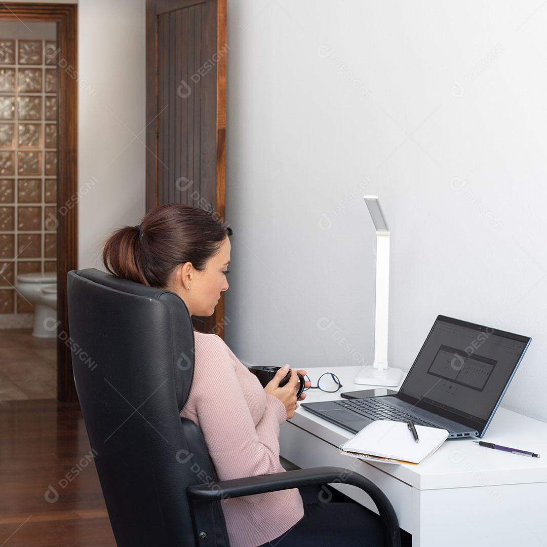 Mulher Trabalhando Em Casa Sentada Mesa Imagem JPG