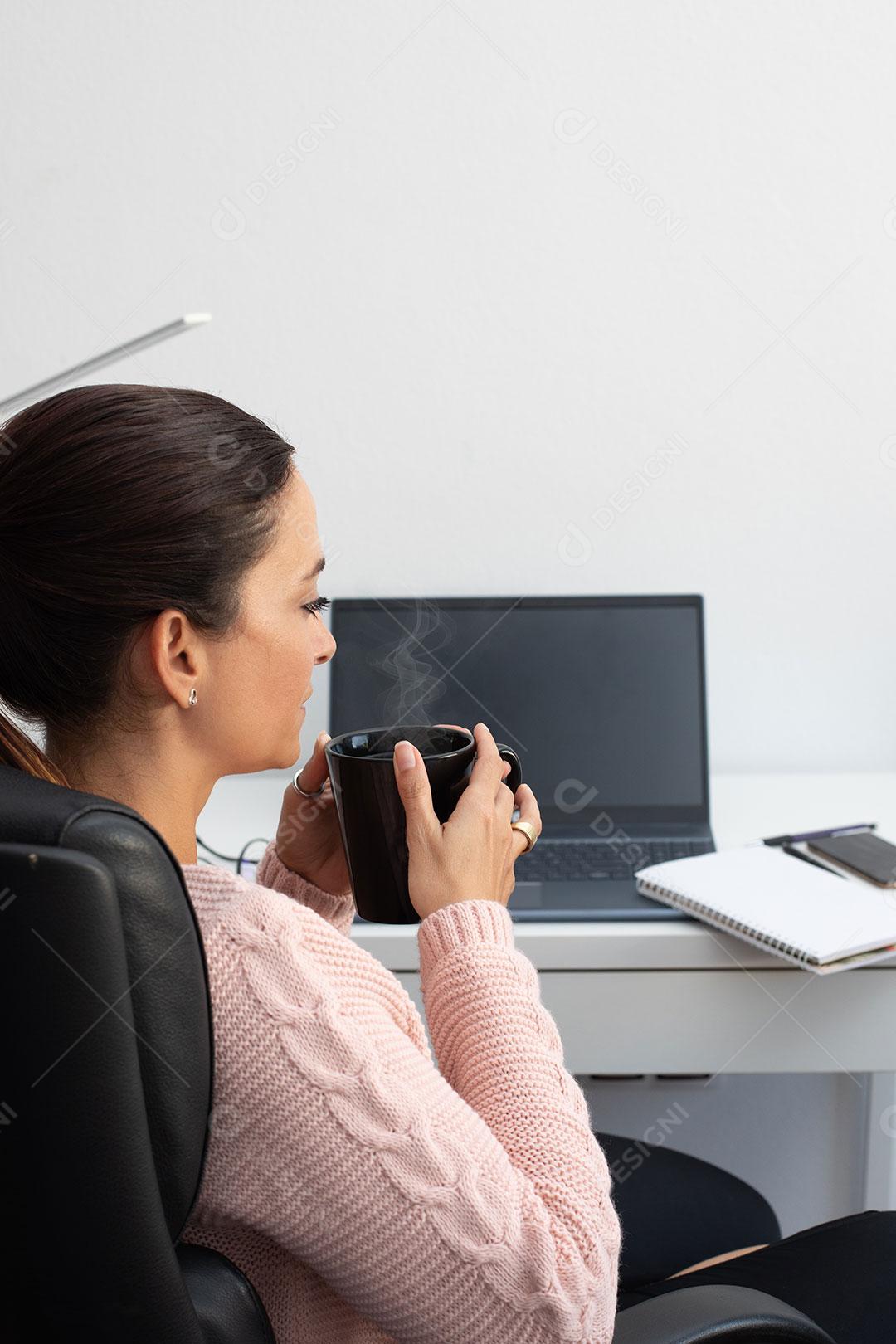 Mulher Trabalhando em Casa Sentada Mesa Imagem JPG