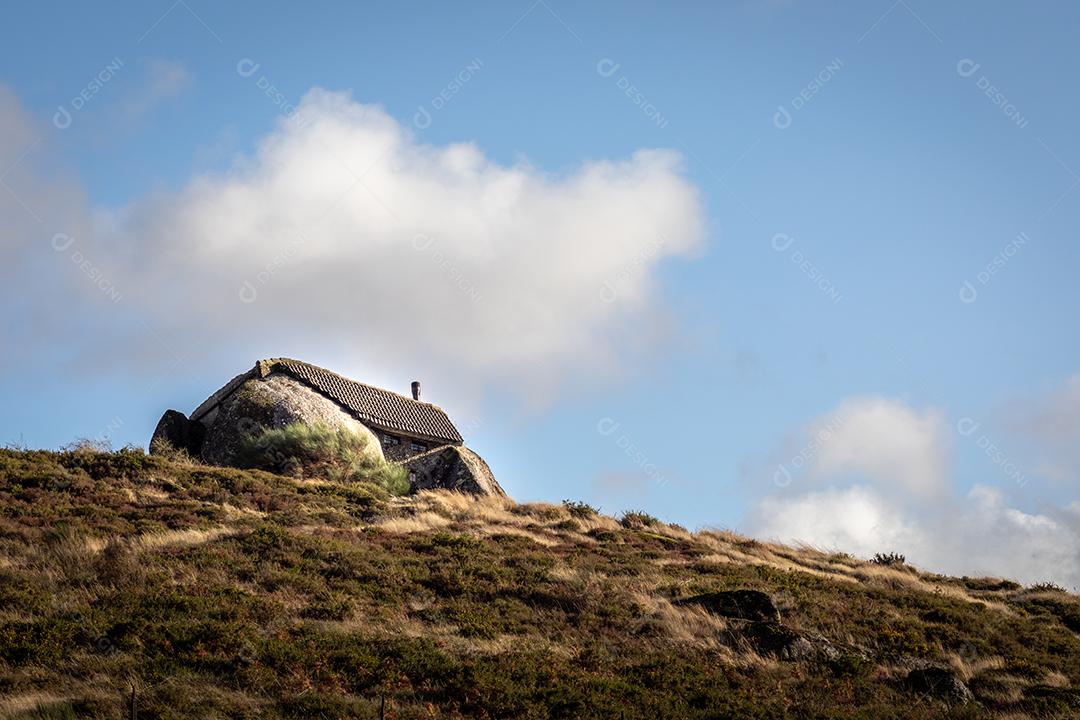 Estranha Casa Meio Dois Rochedos Norte Portugal Em Fafe Casa do Penedo Casa Flingstones Imagem JPG