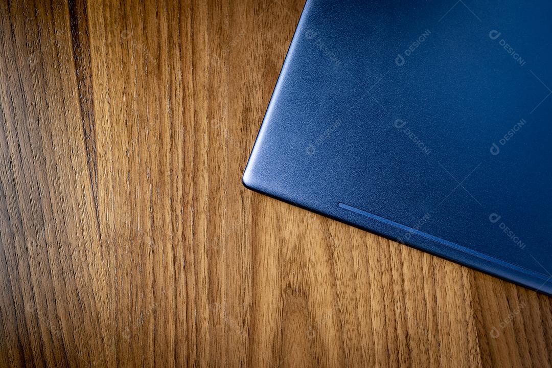 Mesa Madeira Envernizada Laptop Azul Fechado Imagem JPG