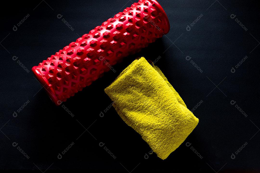 Foto Ginásio Rolo Vermelho Toalhas Verdes Sobre Fundo Preto Ginástica Casa Imagem JPG