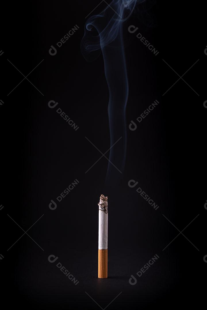 Foto Cigarro Pé Sobre Fundo Preto Não Fume Imagem JPG