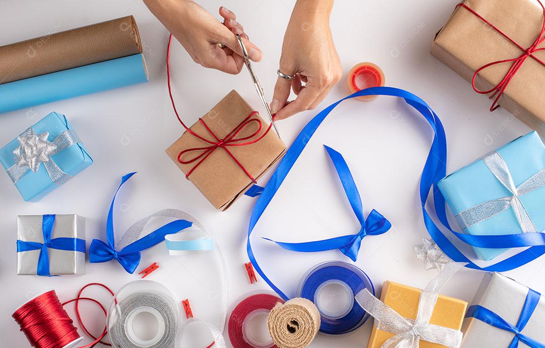 Foto Mãos Mulher Embrulhando Presentes Natal Utensílios Necessários Embrulhar Presentes Imagem JPG