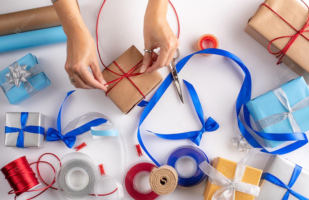 Foto Mãos Mulher Embrulhando Presentes Natal Utensílios Necessários Embrulhar Presentes Imagem JPG