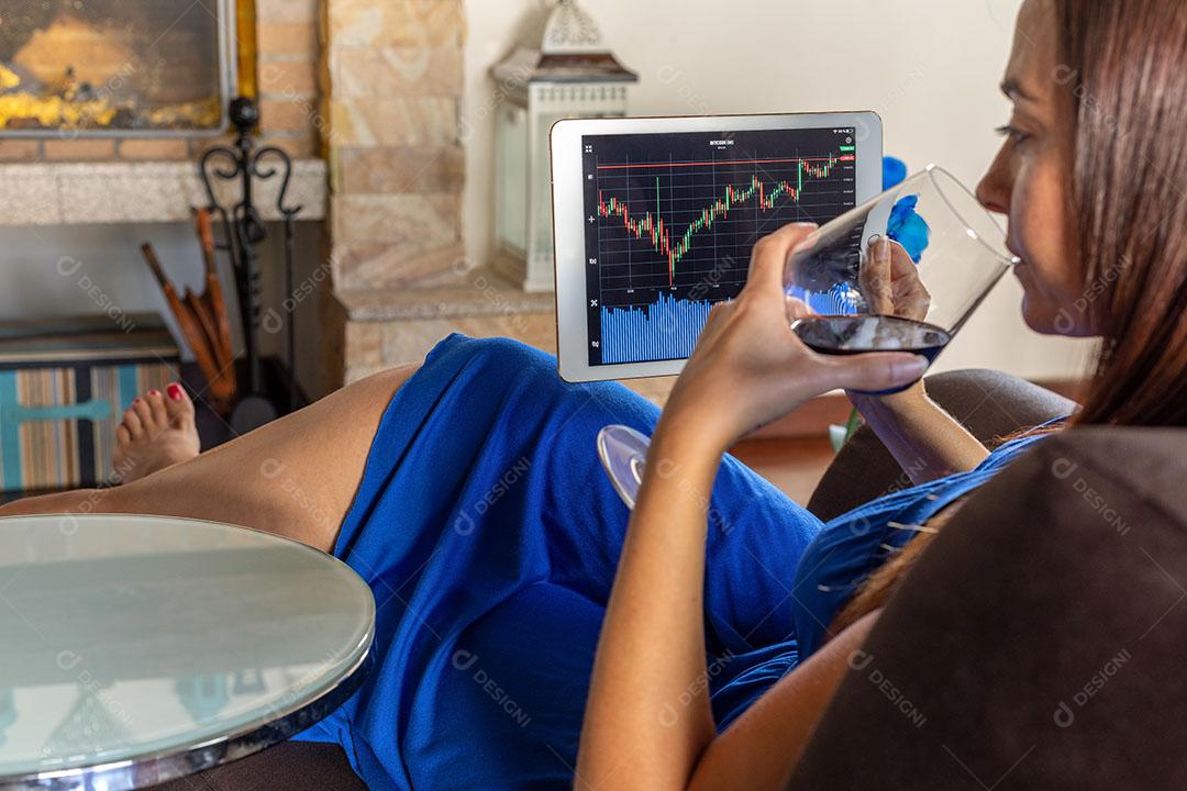 Foto Mulher Casa Investindo Bolsa Valores Bebendo Vinho Imagem JPG