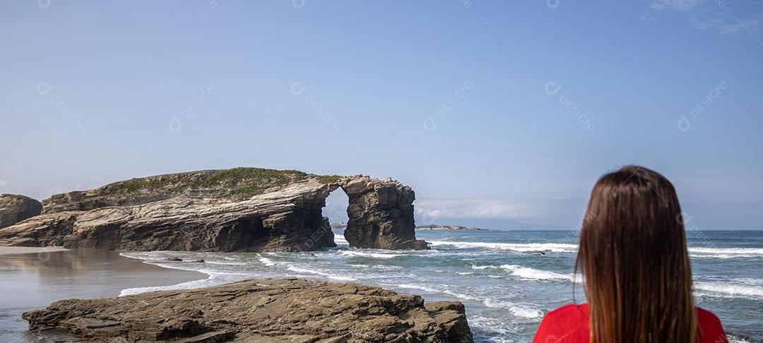 Foto Mulher Olhando Praia Catedrais Ribadeo Galiza Espanha Foco Rocha Imagem JPG
