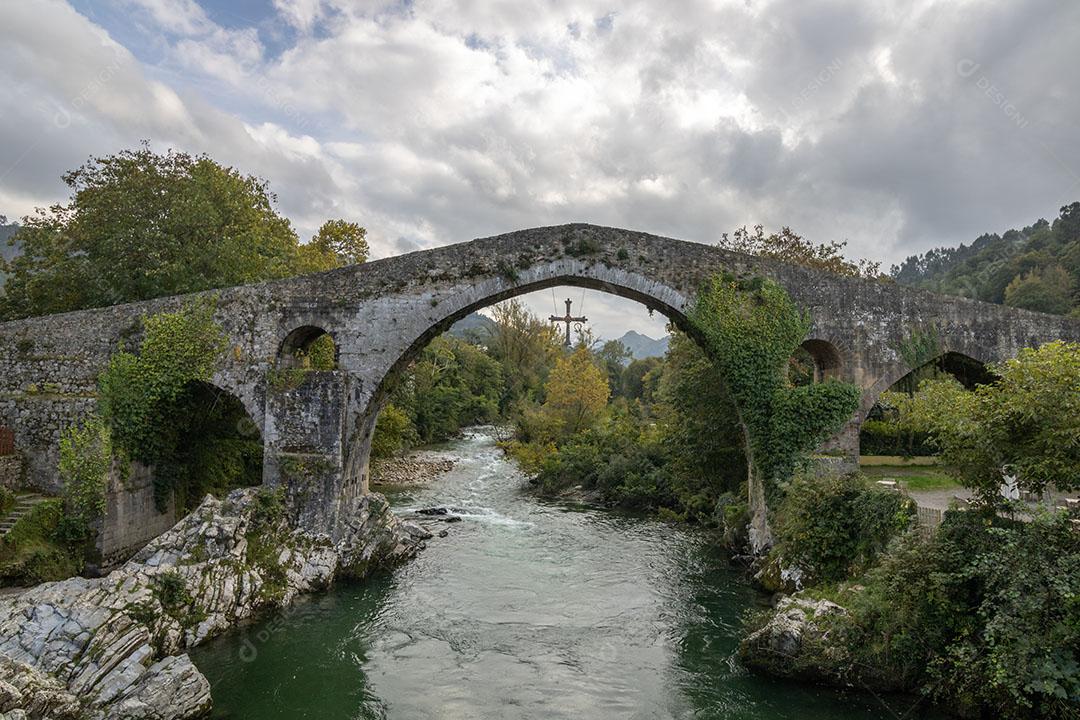 Foto Ponte Romana Cidade Cangas Onis Espanha Imagem JPG