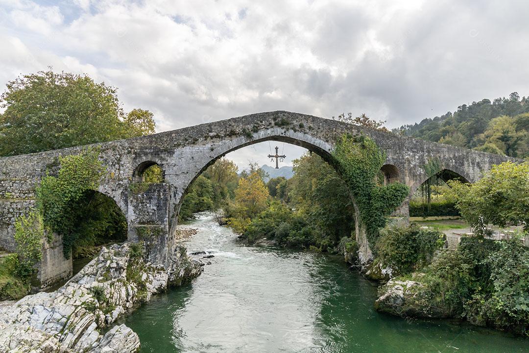 Foto Ponte Romana Cidade Cangas Onis Espanha Imagem JPG
