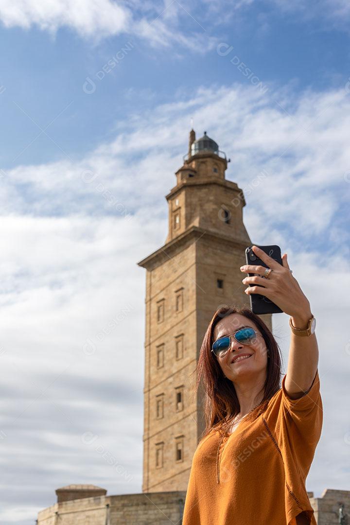 Foto Mulher Tirando Selfie Torre Hércules Coruna Espanha Foco Mulher Imagem JPG