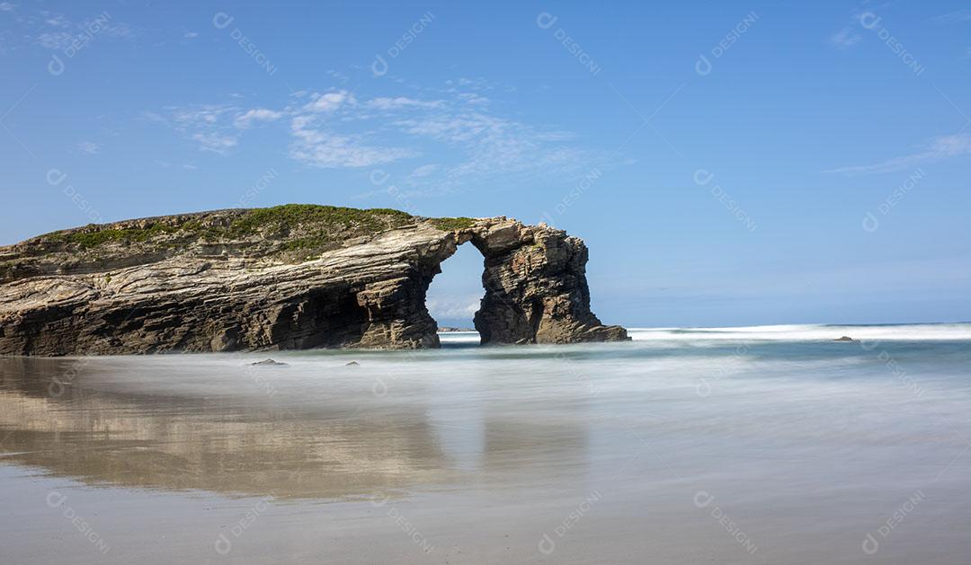 Foto Mulher Olhando Praia Catedrais Ribadeo Galiza Espanha Foco Rocha Imagem JPG