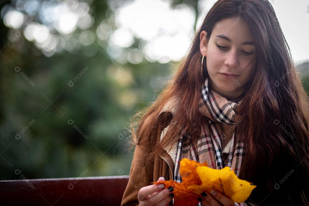 Foto Jovem Paisagem Outono Smartphone Foco Seletivo Imagem JPG