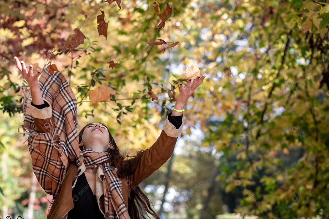 Foto Jovem Paisagem Outono Smartphone Foco Seletivo Imagem JPG