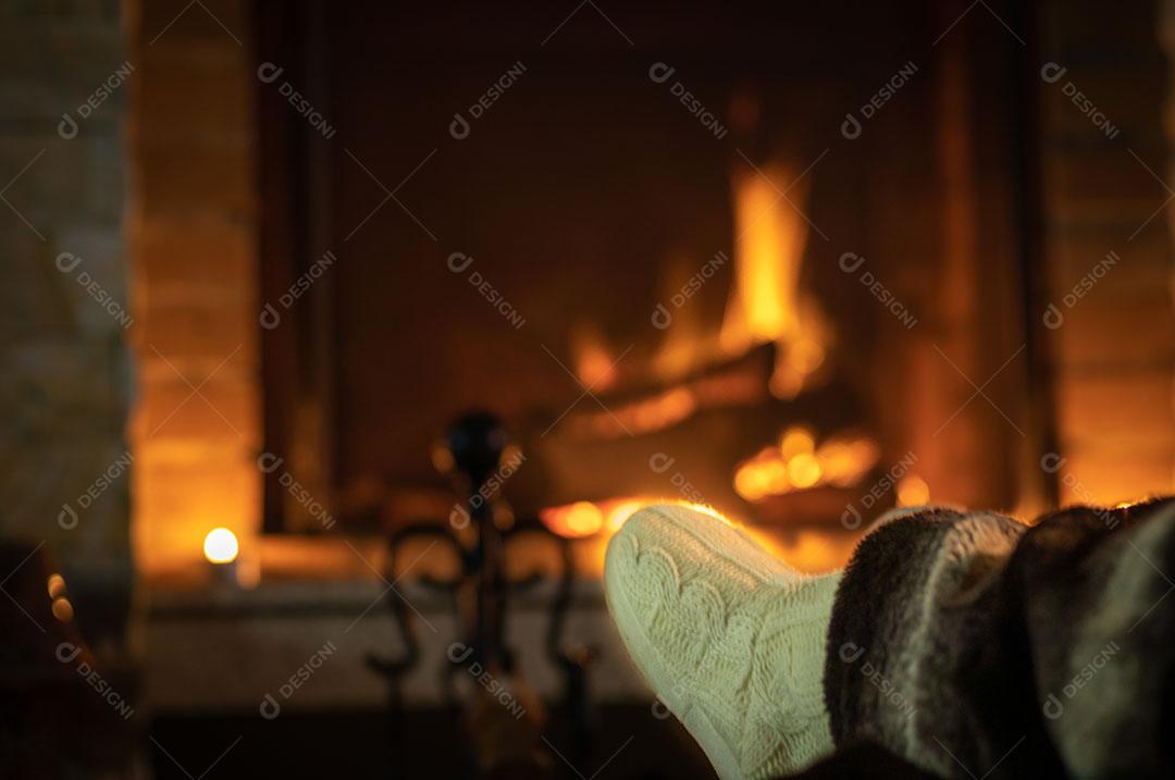 Foto Pés Femininos Junto Lareira Acesa Conforto Casa Imagem JPG
