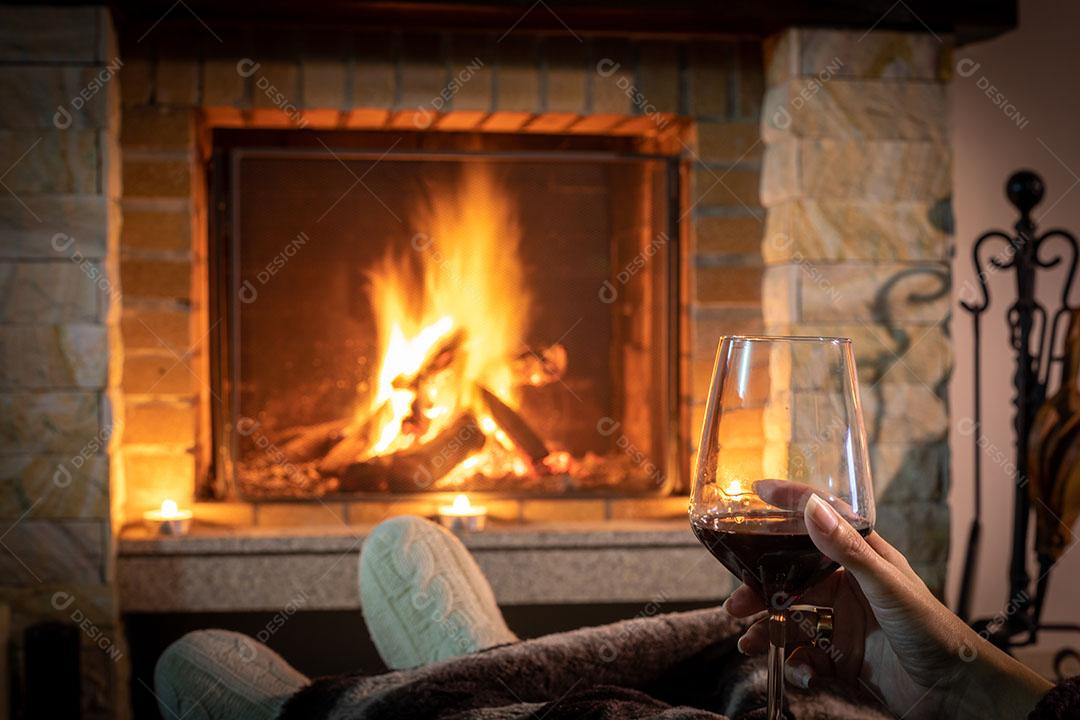 Foto Pés Femininos Junto Lareira Acesa Conforto Casa Imagem JPG