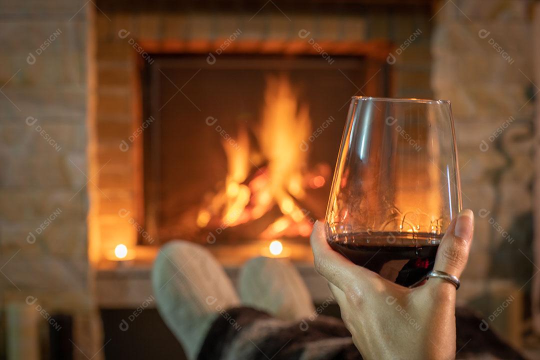 Foto Pés Femininos Junto Lareira Acesa Conforto Casa Imagem JPG