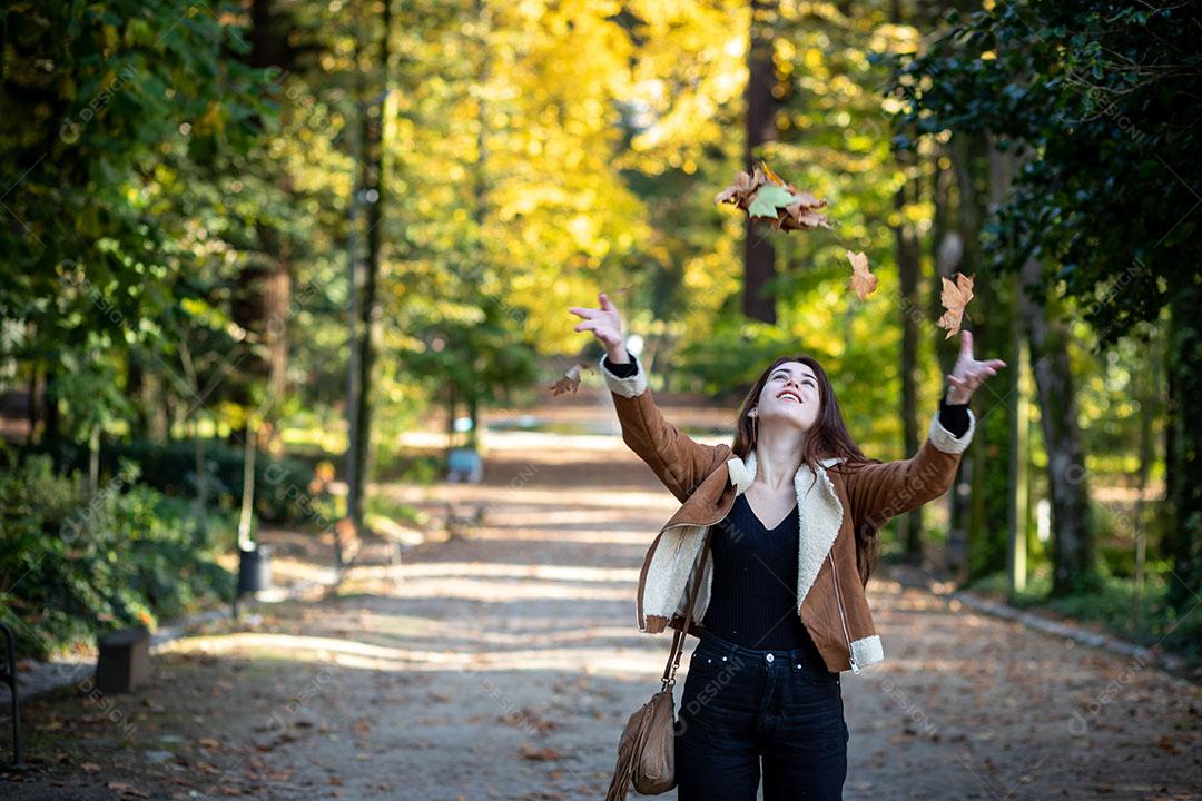 Foto Jovem Paisagem Outono Jogando Folhas Secas no Imagem JPG