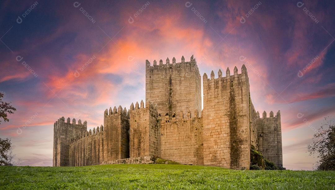 Foto Vista Baixo Ângulo Castelo Guimarães Ao Pôr do Sol Imagem JPG