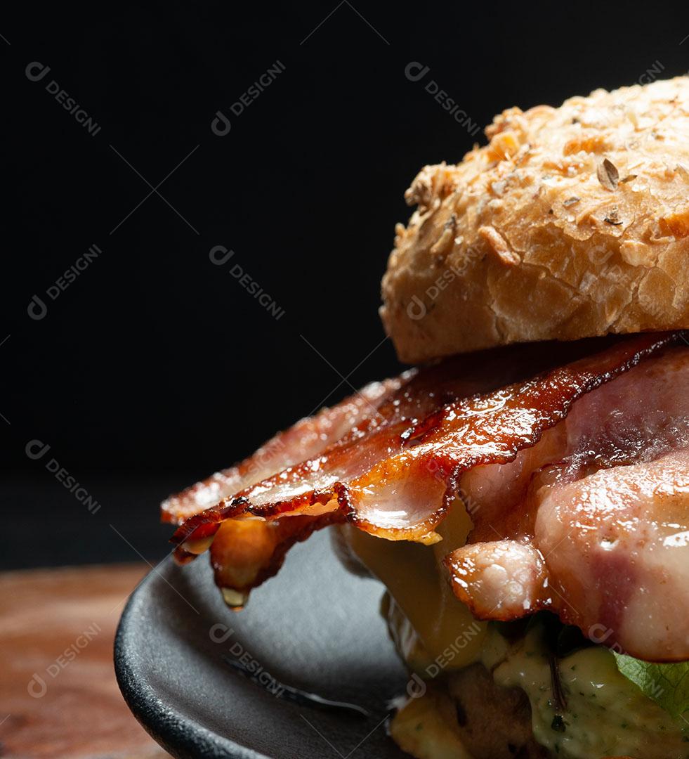 Foto Hambúrguer  Sobre Fundo Preto Imagem JPG