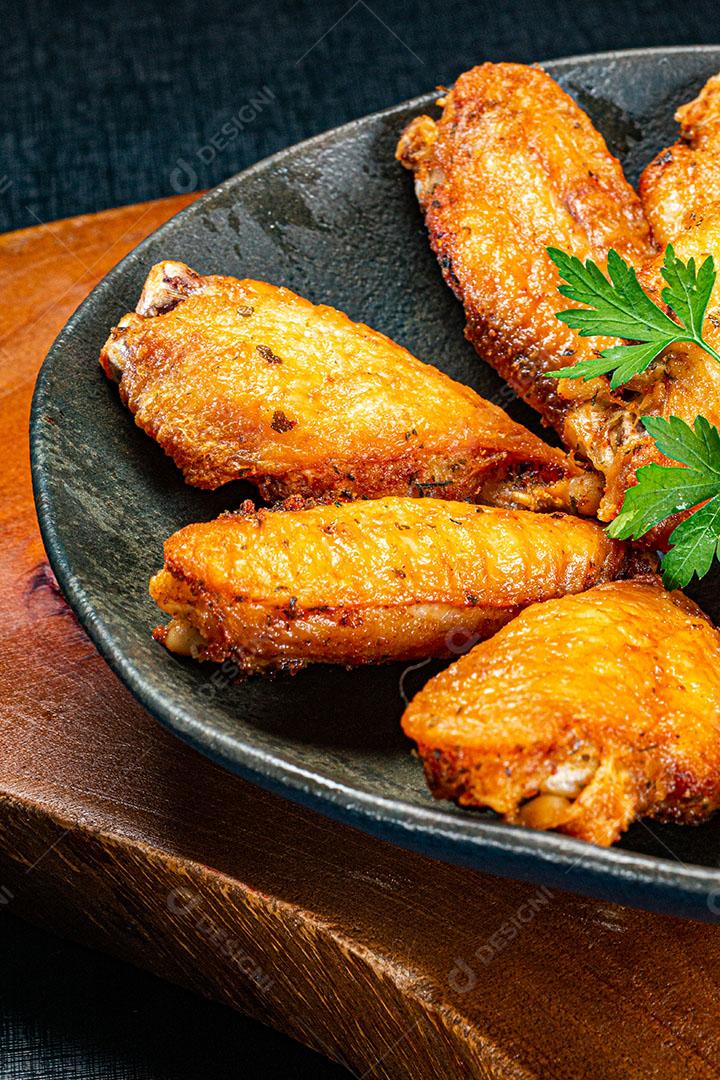 Foto Porção Frango Frito Prato Tipico Fundo Preto Imagem JPG