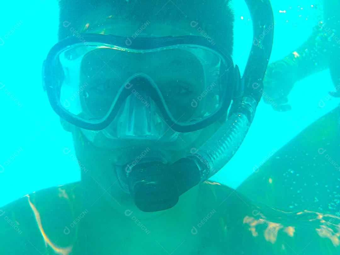 Menina Mergulhando Fazendo Expressão