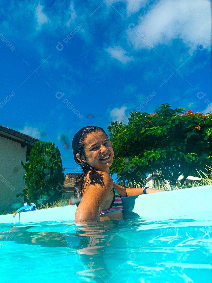 Menina Mergulhando Fazendo Expressão