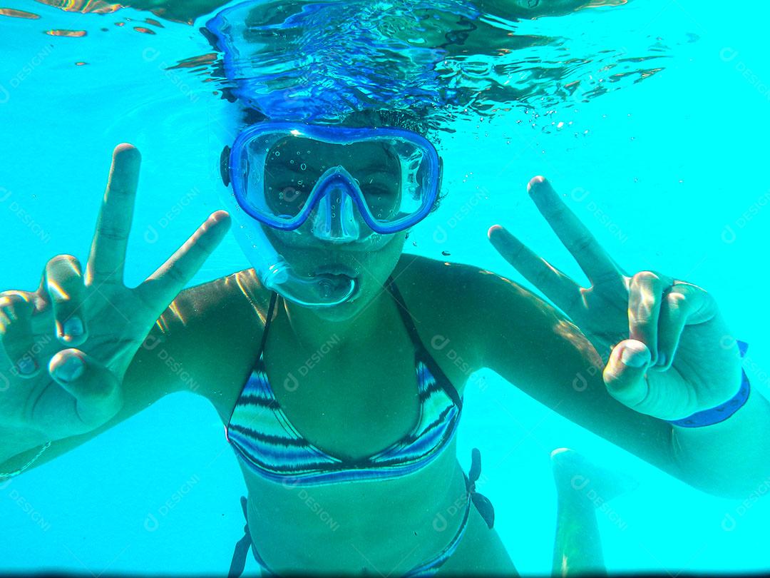 Menina Mergulhando Fazendo Expressão
