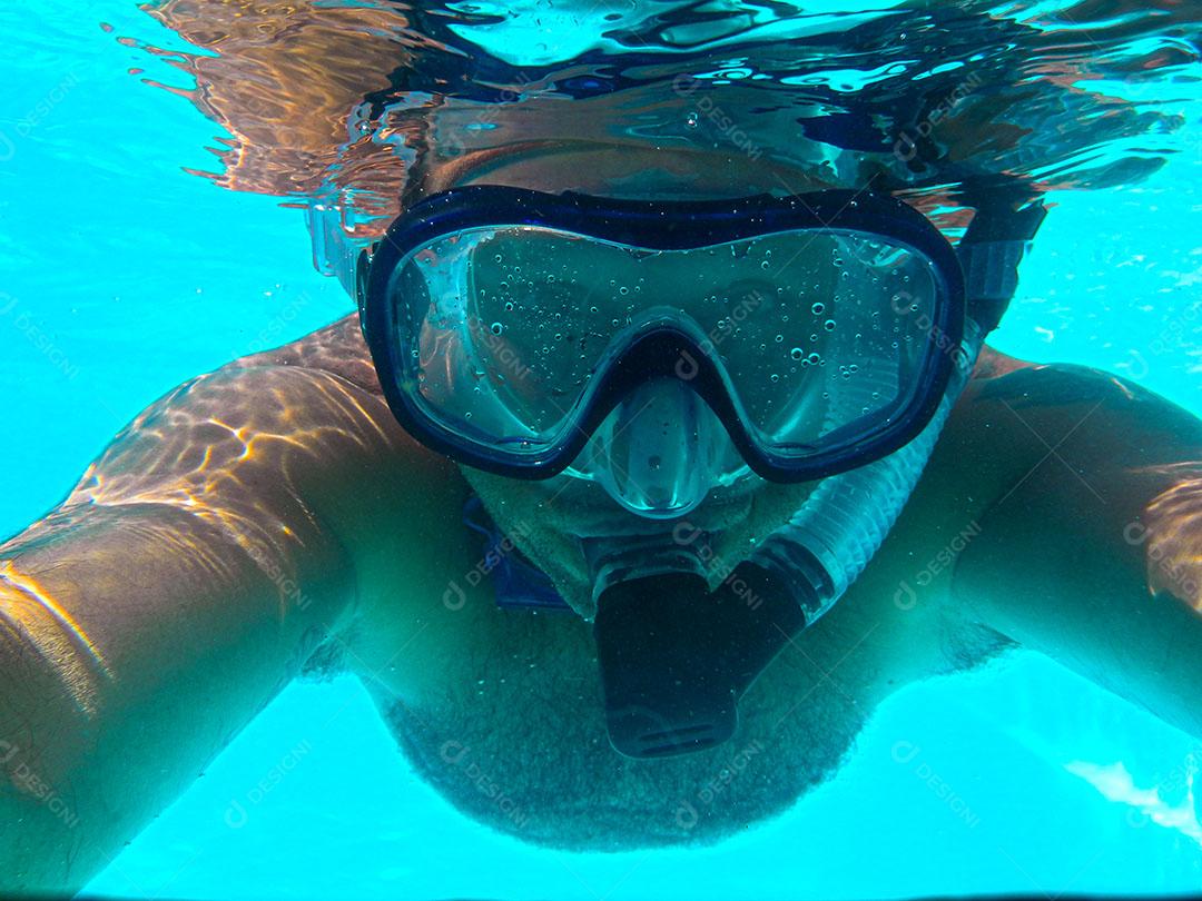 Homem Mergulhando Fazendo Expressão