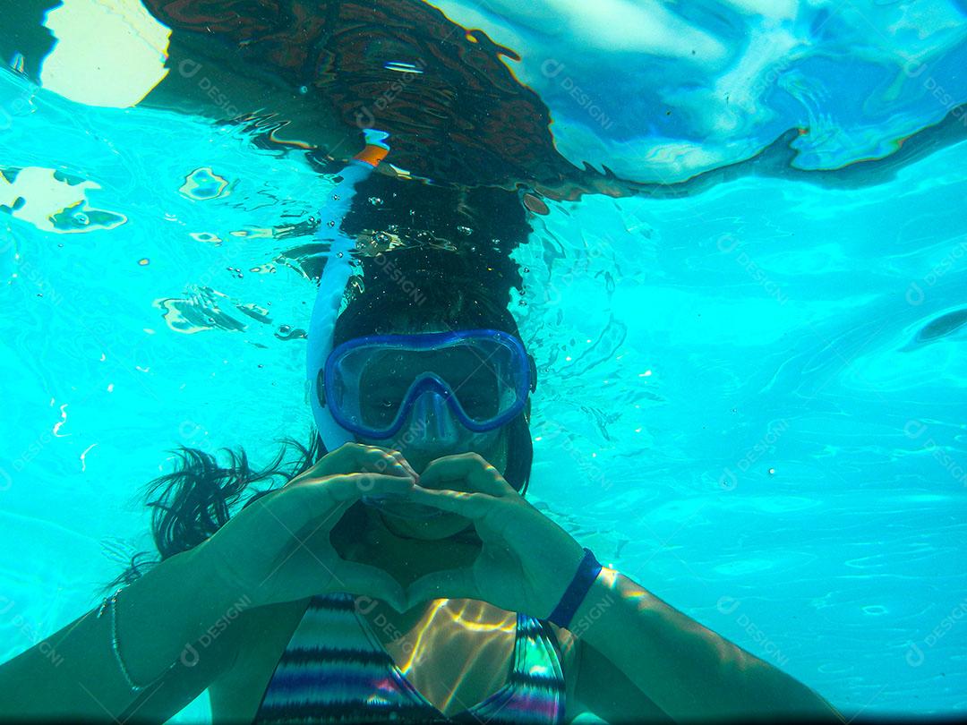 Menina Mergulhando Fazendo Expressão