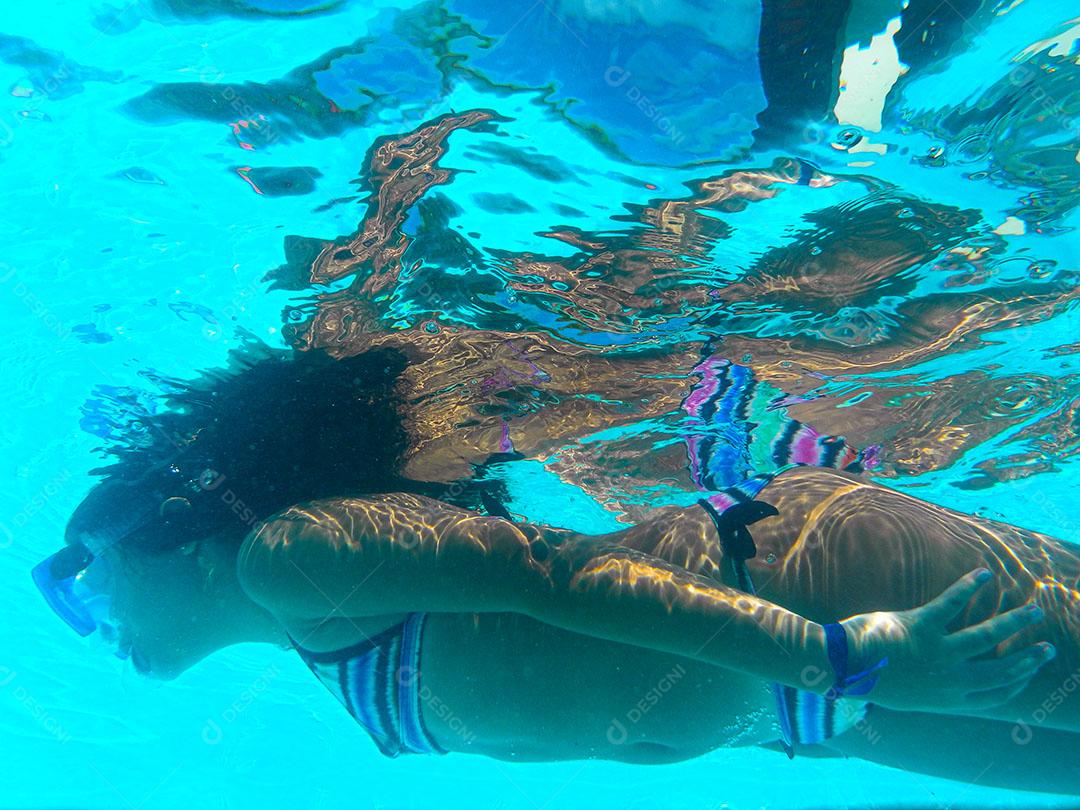 Menina Mergulhando Fazendo Expressão