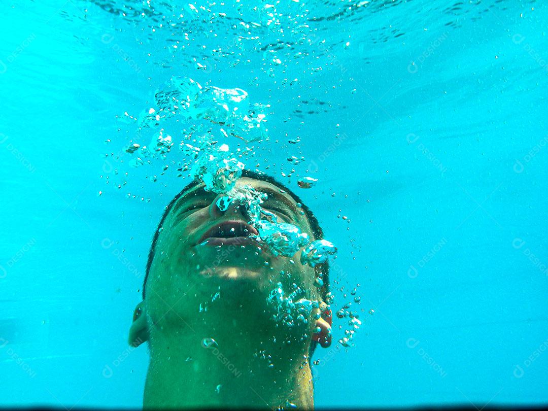 Menino Mergulhando Fazendo Expressão