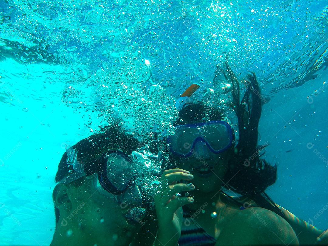 Menino Mergulhando Fazendo Expressão