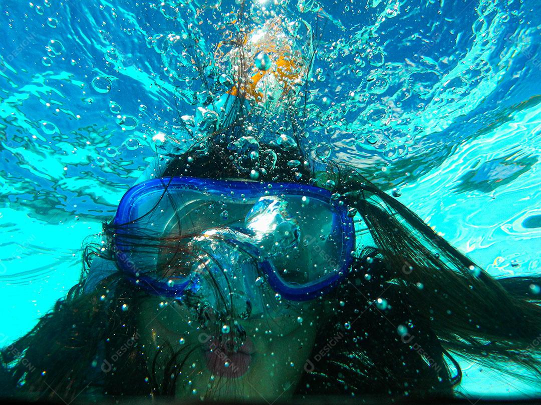 Menina Mergulhando Fazendo Expressão