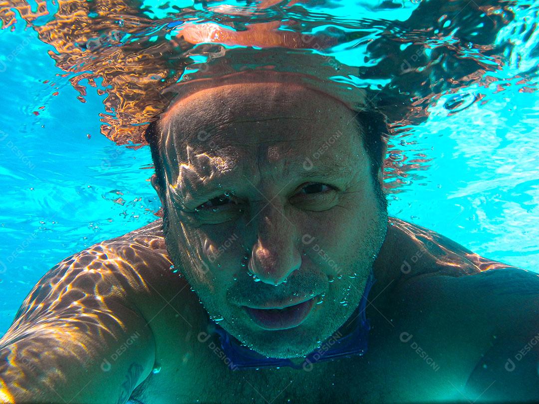 Adulto Mergulhando Fazendo Expressão