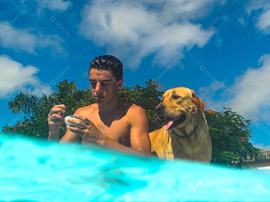 Menino Mergulhando Fazendo Expressão