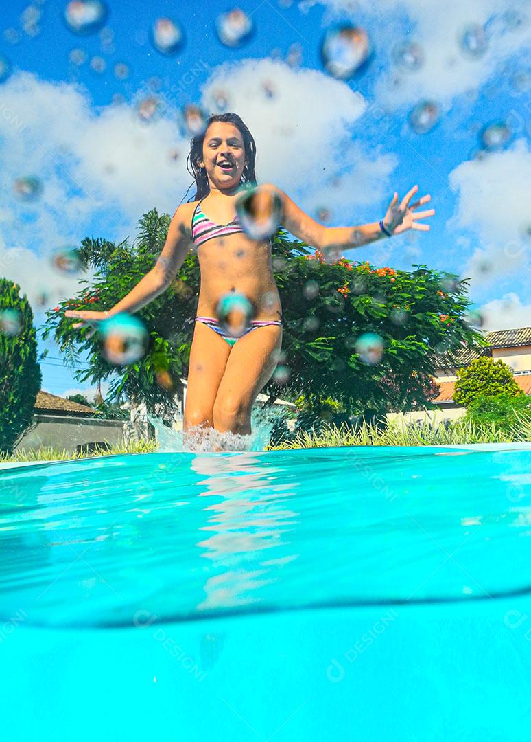 Menino Mergulhando Fazendo Expressão