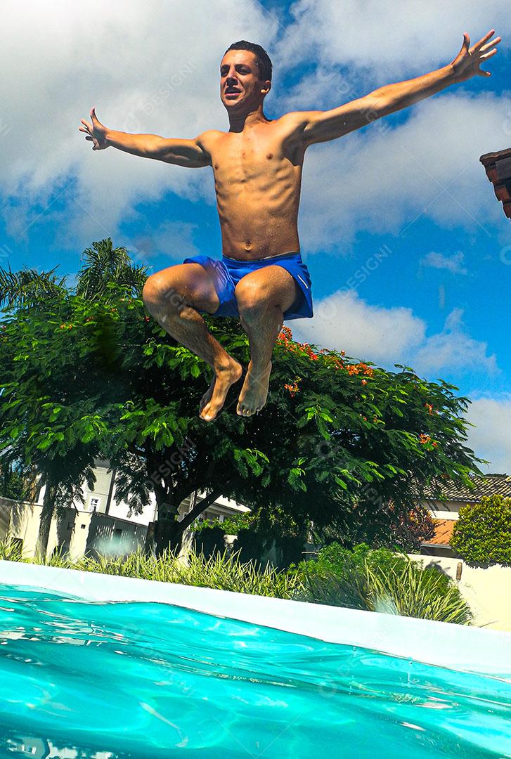 Menino Mergulhando Fazendo Expressão