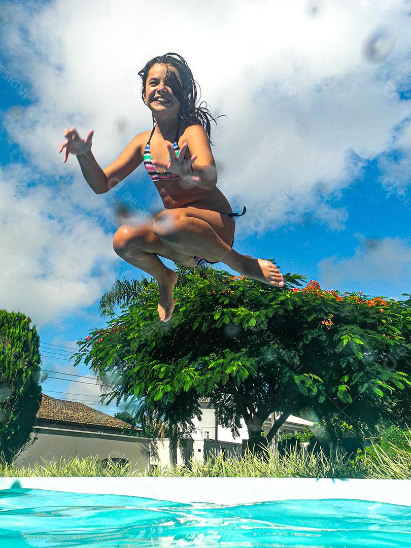 Menino Mergulhando Fazendo Expressão