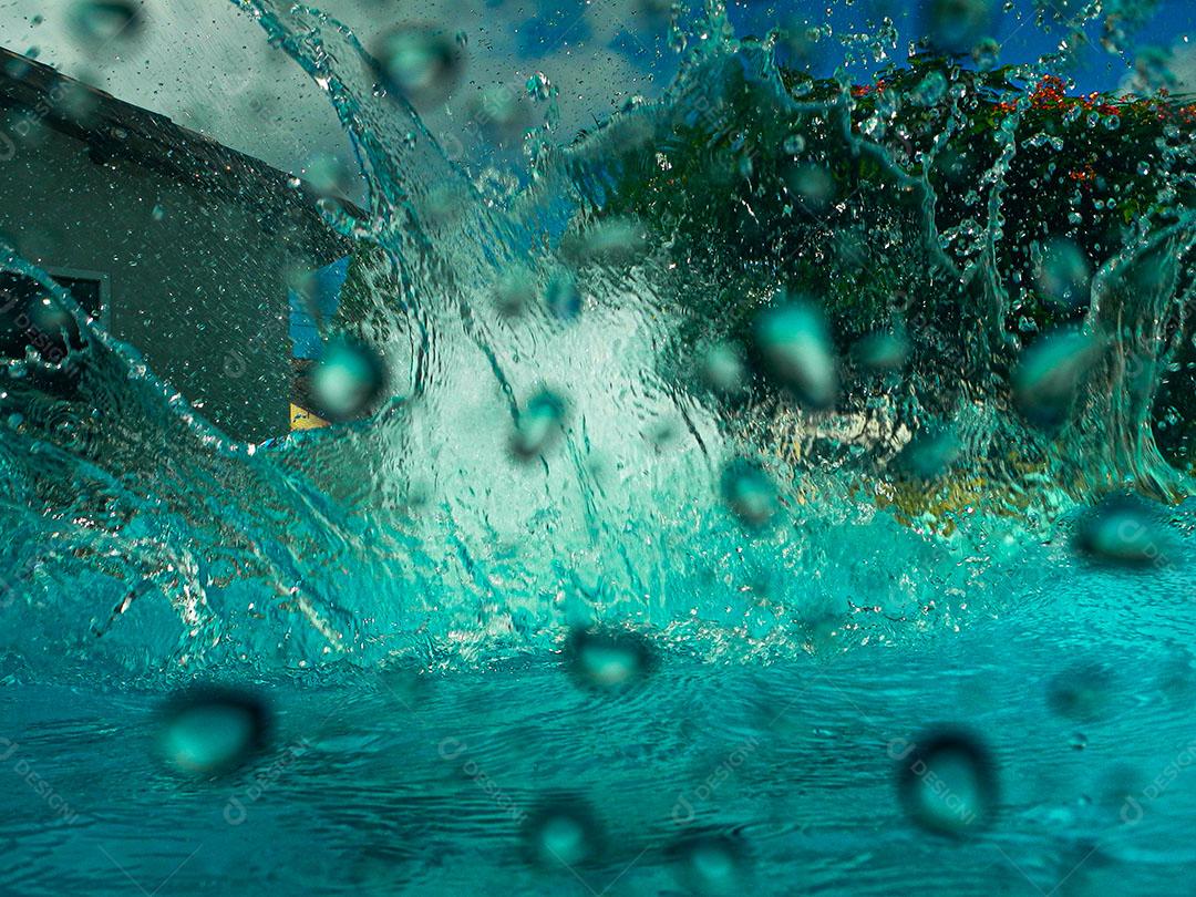 Menina Mergulhando Fazendo Expressão