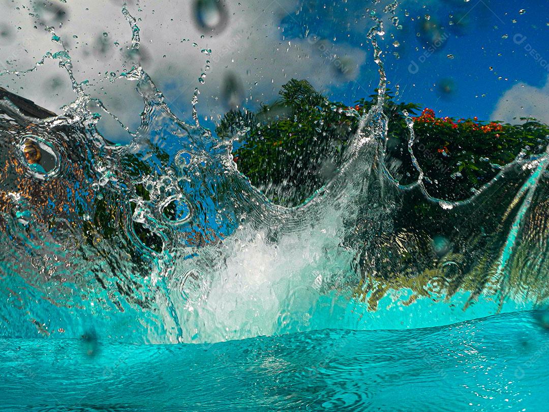 Menina Mergulhando Fazendo Expressão