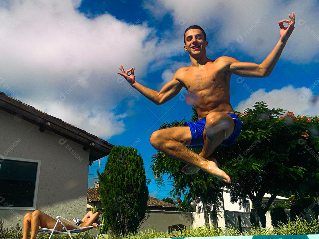 Menino Mergulhando Fazendo Expressão