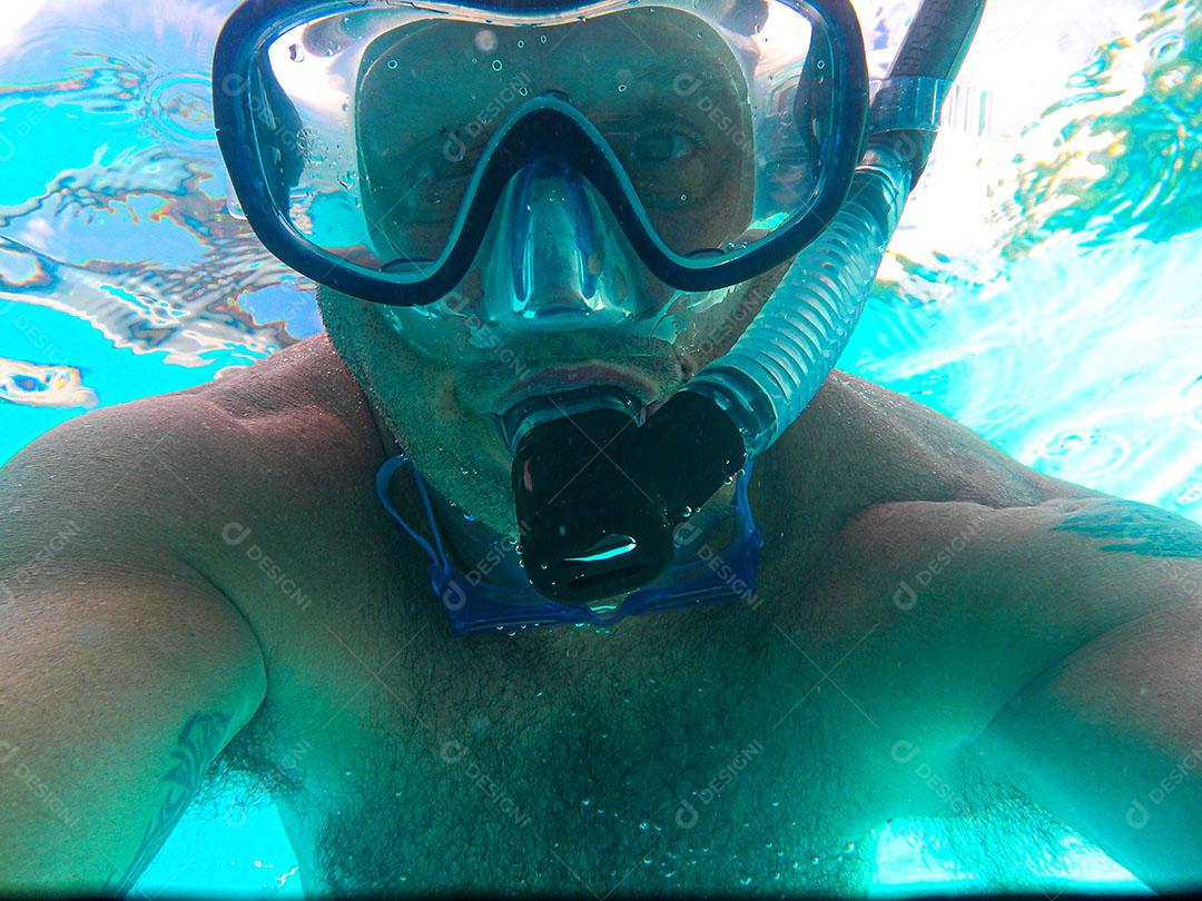 Adulto Mergulhando Fazendo Expressão