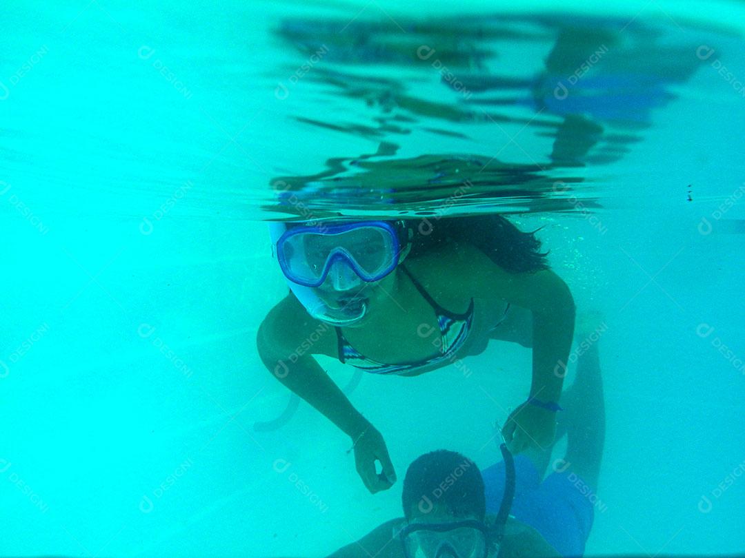 Menina Mergulhando Fazendo Expressão