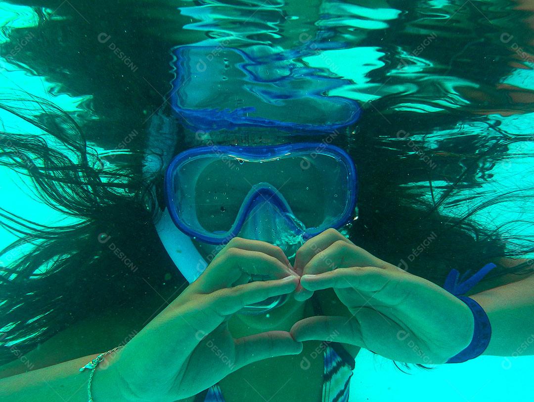 Menina Mergulhando Fazendo Expressão