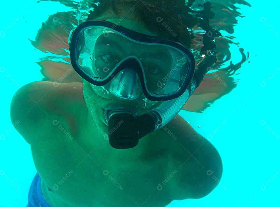 Menino Mergulhando Fazendo Expressão