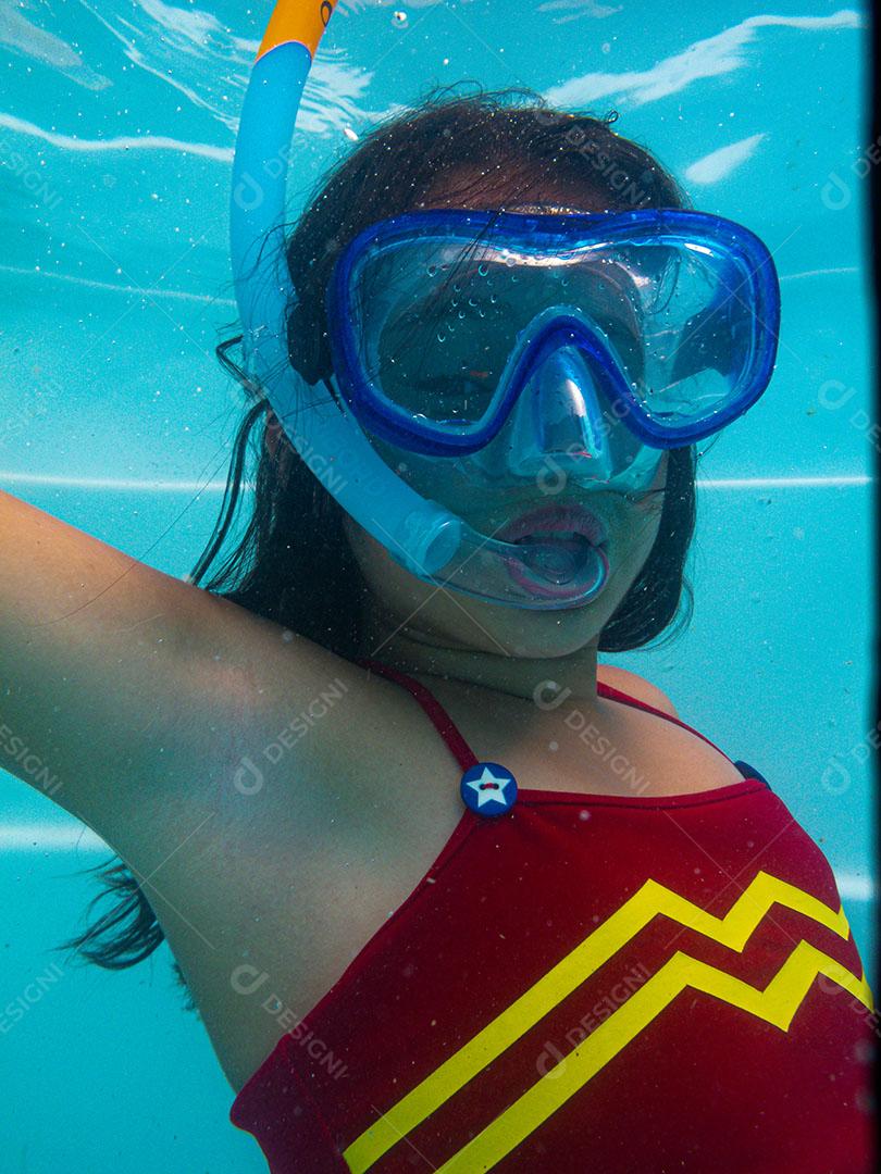 Menina Mergulhando Fazendo Expressão